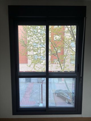 Ventana Doble Aluminio Gris Grafito con Persiana