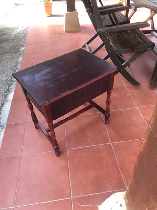 Antigua mesita auxiliar de madera