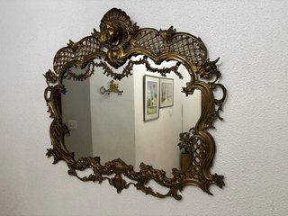 Recibidor antiguo dorado y mármol