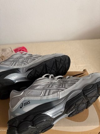 Zapatillas Asics plateadas y negras