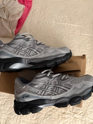Zapatillas Asics plateadas y negras
