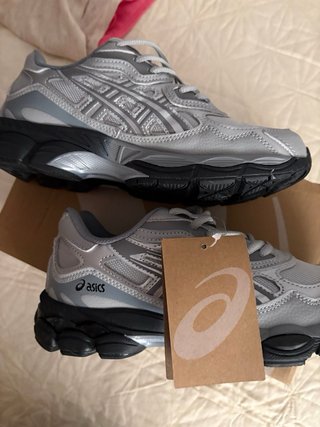 Zapatillas Asics plateadas y negras