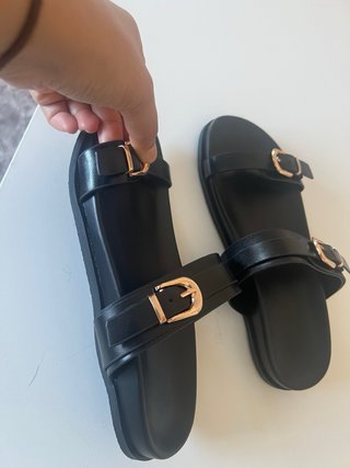 Chanclas negras mujer con hebillas doradas