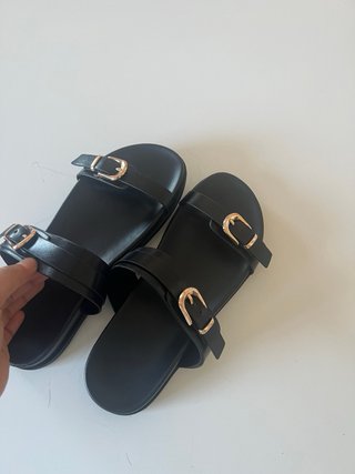 Chanclas negras mujer con hebillas doradas