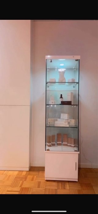 Vitrina expositora cristal y blanco