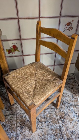 Mesa y sillas de madera