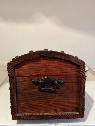 Baúl pequeño de madera y metal