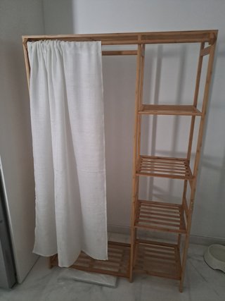 Armario de bambú con estanterías