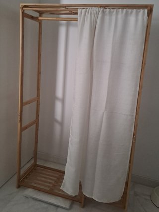 Armario de bambú con estanterías