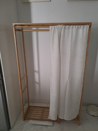 Armario de bambú con estanterías