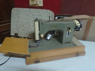 Máquina de coser sobremesa con motor
