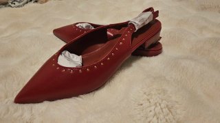 Zapatos rojos destalonados punta fina