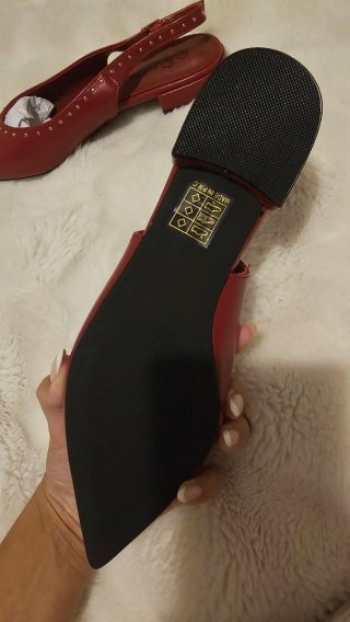 Zapatos rojos destalonados punta fina