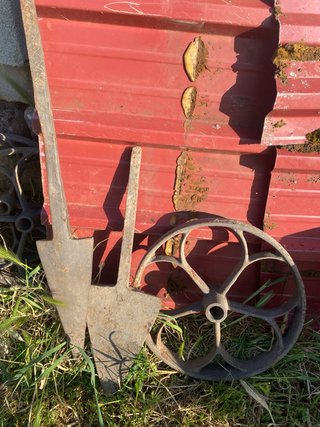 Reja y rueda de arado antiguas