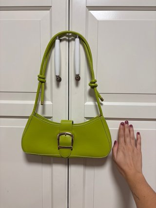 Bolso de hombro verde con hebilla