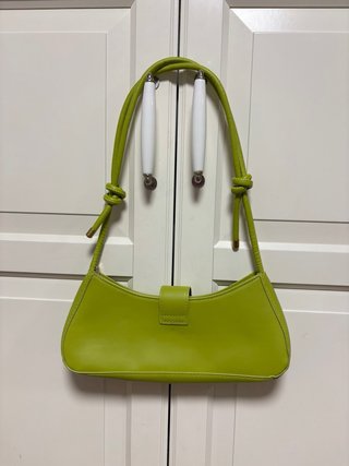 Bolso de hombro verde con hebilla