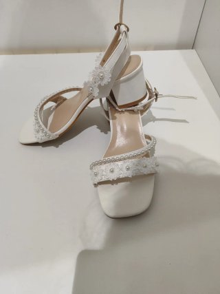 Sandalias blancas de fiesta con perlas