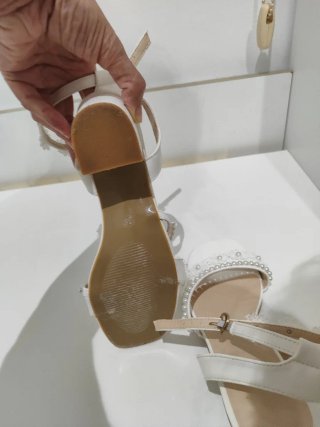 Sandalias blancas de fiesta con perlas