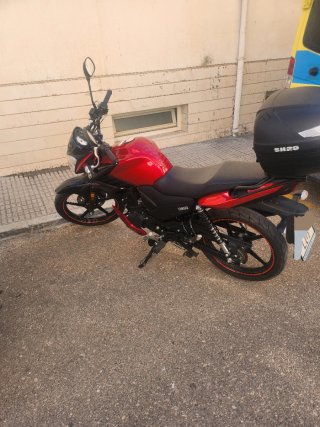 Yamaha Naked Roja y Negra