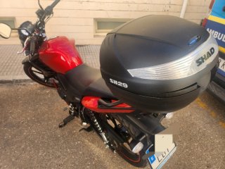 Yamaha Naked Roja y Negra