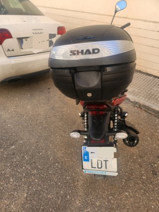 Yamaha Naked Roja y Negra