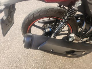 Yamaha Naked Roja y Negra