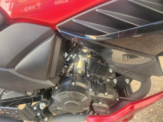 Yamaha Naked Roja y Negra