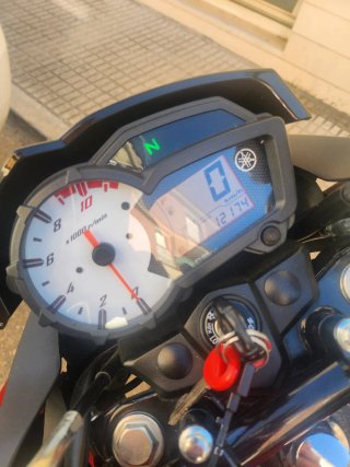 Yamaha Naked Roja y Negra