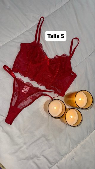 Conjunto de encaje rojo talla S.