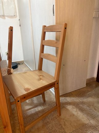 Mesa Ikea de madera con 4 sillas