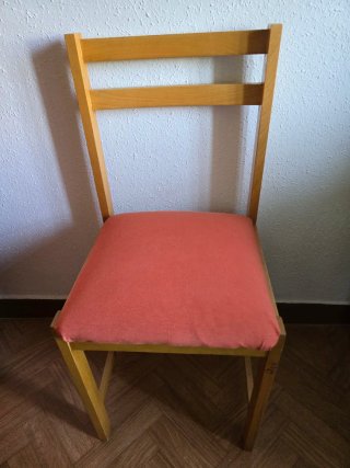 Sillas de madera con asiento rojo