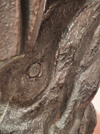 Escultura mujer sentada metal y mármol