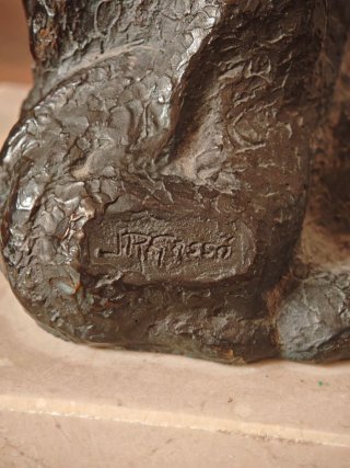Escultura mujer sentada metal y mármol