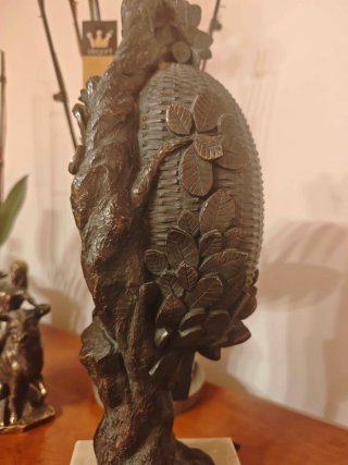 Escultura mujer sentada metal y mármol