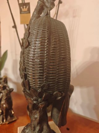Escultura mujer sentada metal y mármol