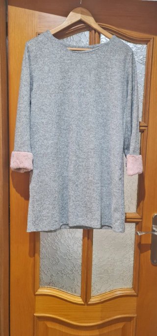 Vestido gris con puños rosas talla única