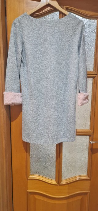 Vestido gris con puños rosas talla única
