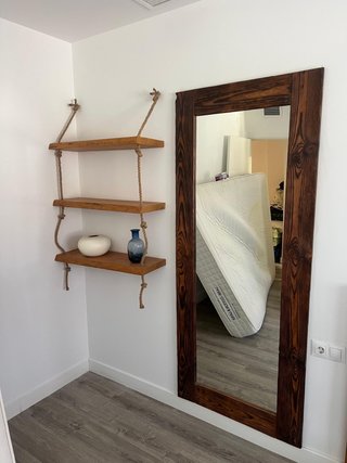 Scaffali in legno e iuta