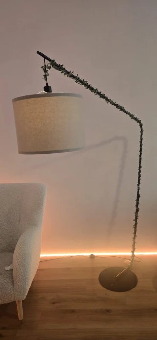Lámpara de pie grande con pantalla beige