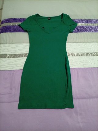 Vestido verde corto ajustado