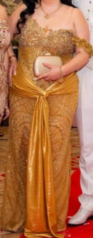 Vestido de fiesta dorado con pedrería
