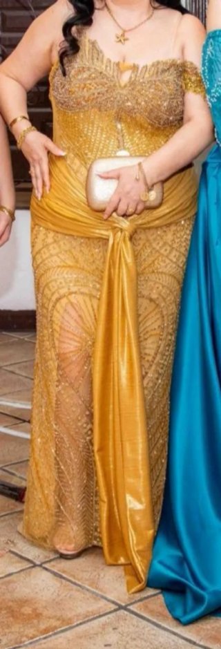 Vestido de fiesta dorado con pedrería