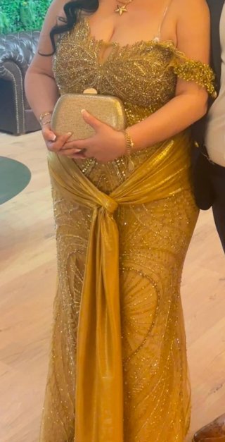 Vestido de fiesta dorado con pedrería