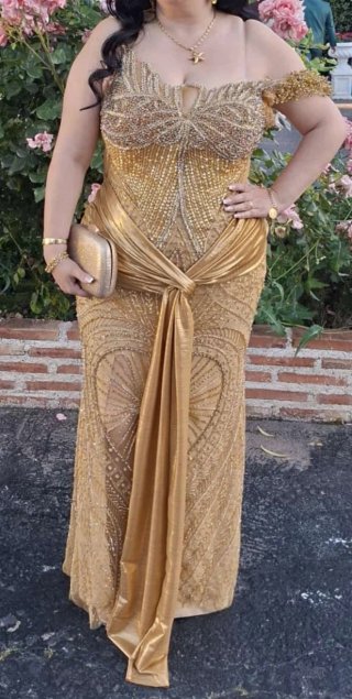 Vestido de fiesta dorado con pedrería
