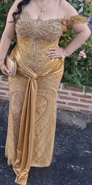 Vestido de fiesta dorado con pedrería