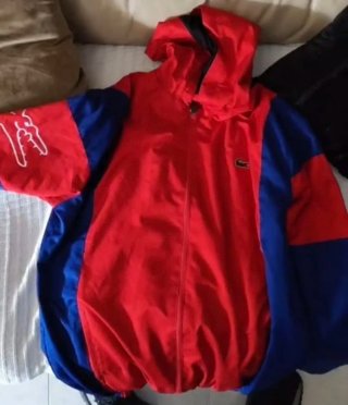 Chaqueta Lacoste Roja y Azul con Capucha