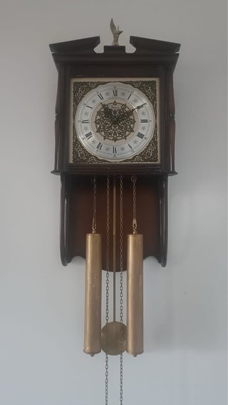 Reloj de pared antiguo con péndulo