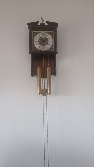 Reloj de pared antiguo con péndulo