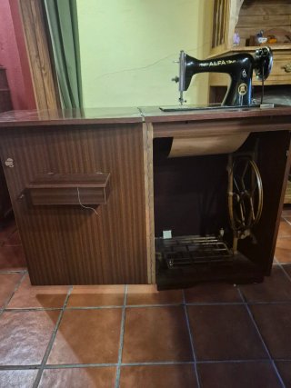Máquina de coser Alfa antigua con mueble