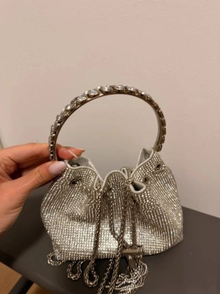 Bolso de fiesta plateado con pedrería